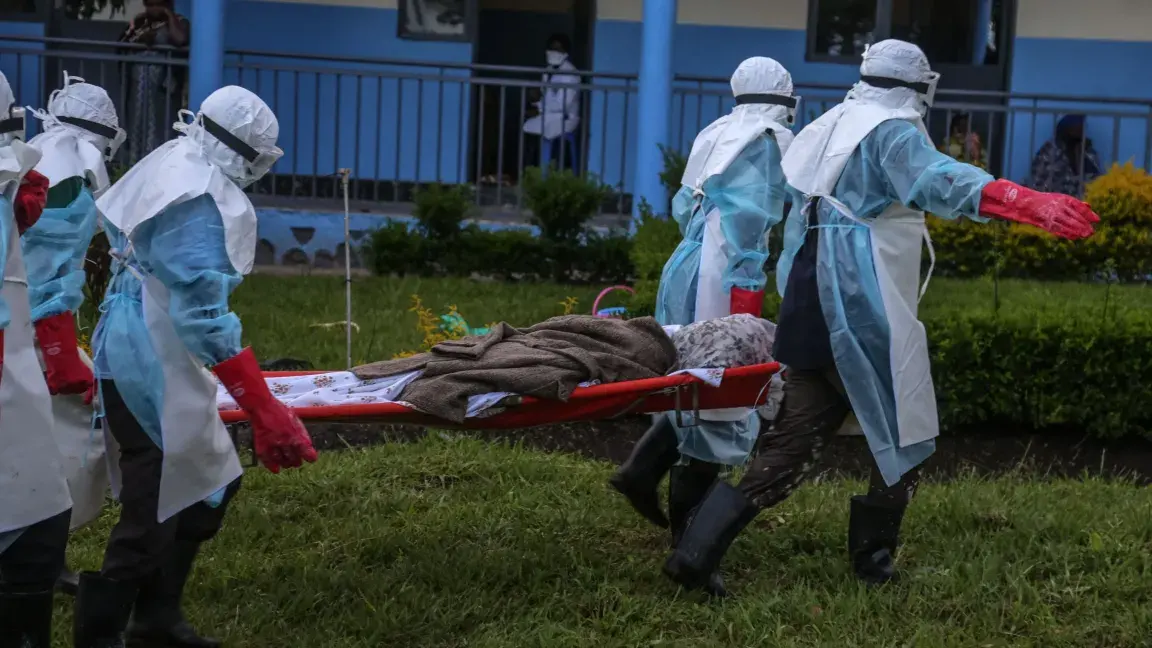 Ebola : le défi de la protection des soignants face à une souche non couverte par le vaccin Ervebo
