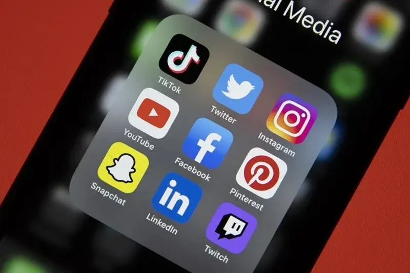 La régulation de l'accès des mineurs aux réseaux sociaux devient une priorité législative mondiale
