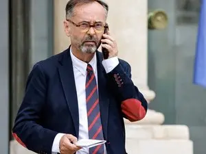 Robert Ménard défie Macron : un maire face à la justice pour avoir refusé un mariage sous OQTF