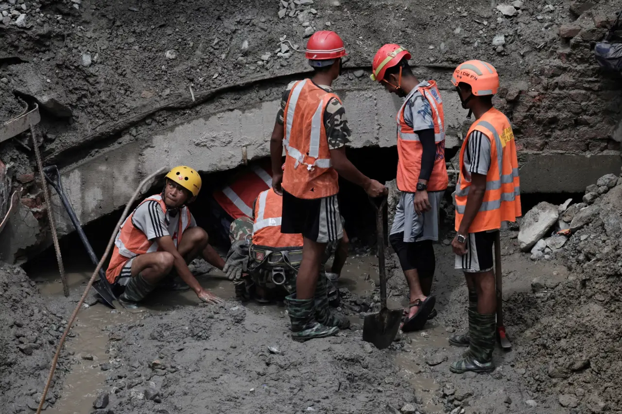 Népal : deux ouvriers survivants extraits d'un tunnel noyé après la crue dévastatrice du 26 août