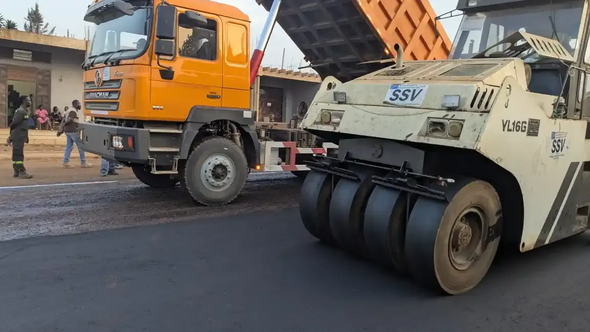 La modernisation de la voirie urbaine de Beni franchit une étape clé avec l'asphaltage de la rue Ziaka
