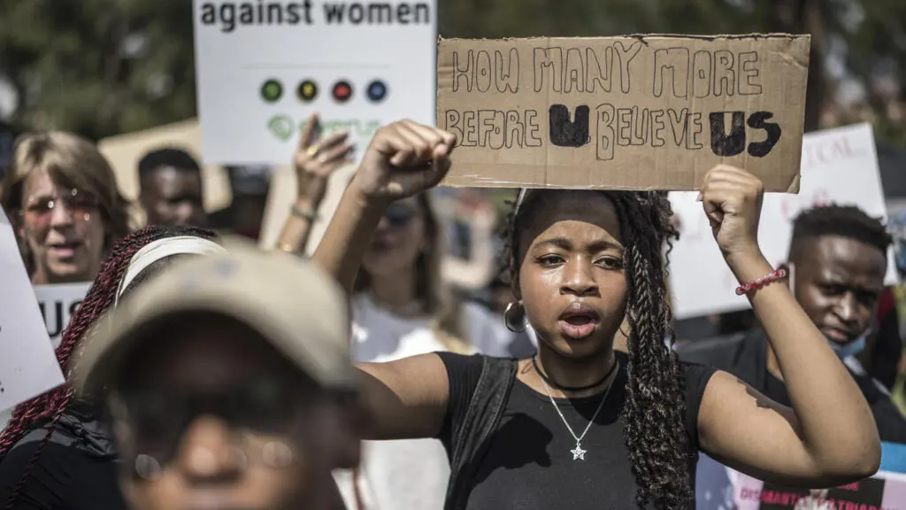 La découverte de huit corps de femmes près de Johannesburg ravive l'urgence sécuritaire en Afrique du Sud
