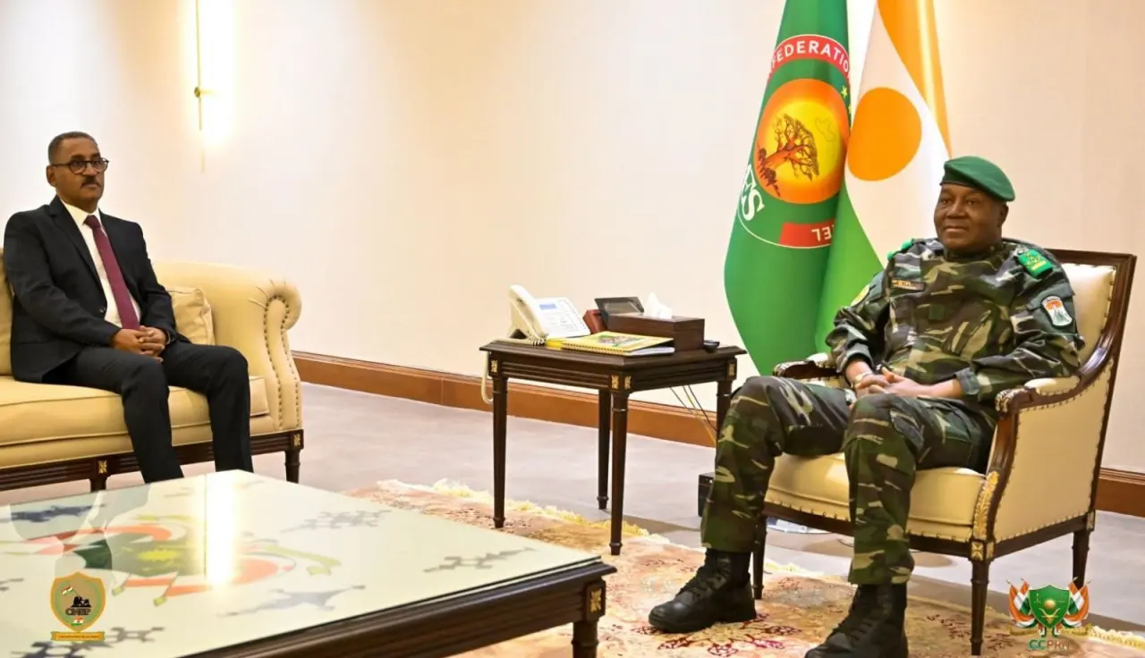 Niger‑Soudan : le président nigérien Tiani accueille l’ambassadeur soudanais pour accélérer la coopération en défense et sécurité