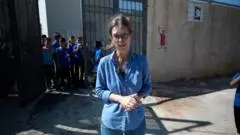 Enfants palestiniens menacés : l’école d’al‑Mughayyir entourée de fil barbelé face à la hausse des attaques de colons israéliens
