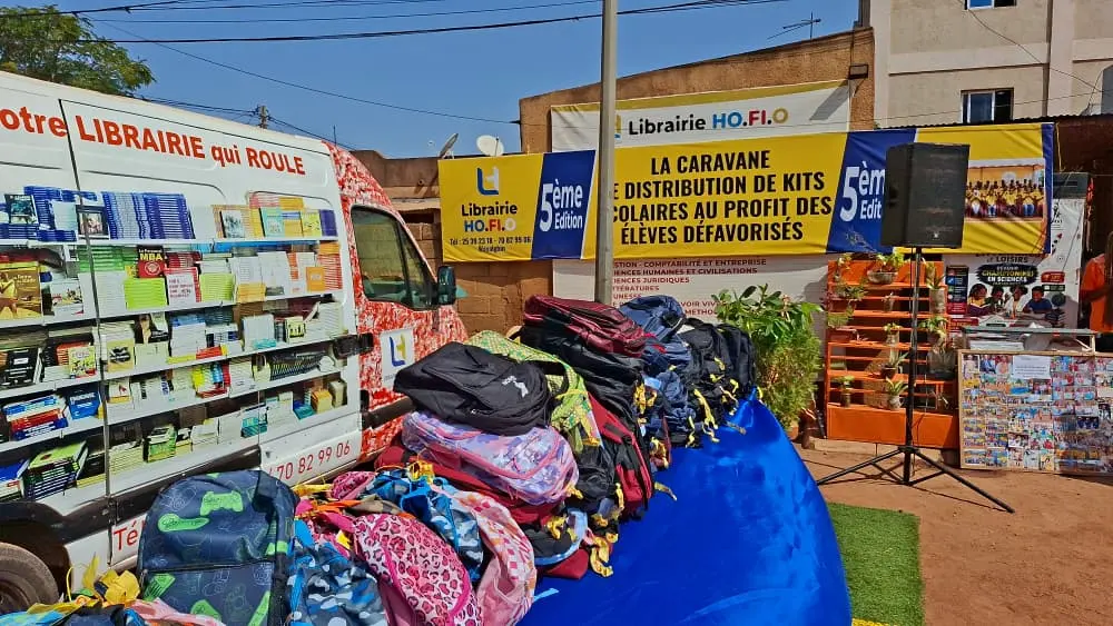 La Caravane du Livre offre des kits et bourses à 160 enfants vulnérables à Wayalghin, renforçant l’accès à l’éducation au Burkina Faso