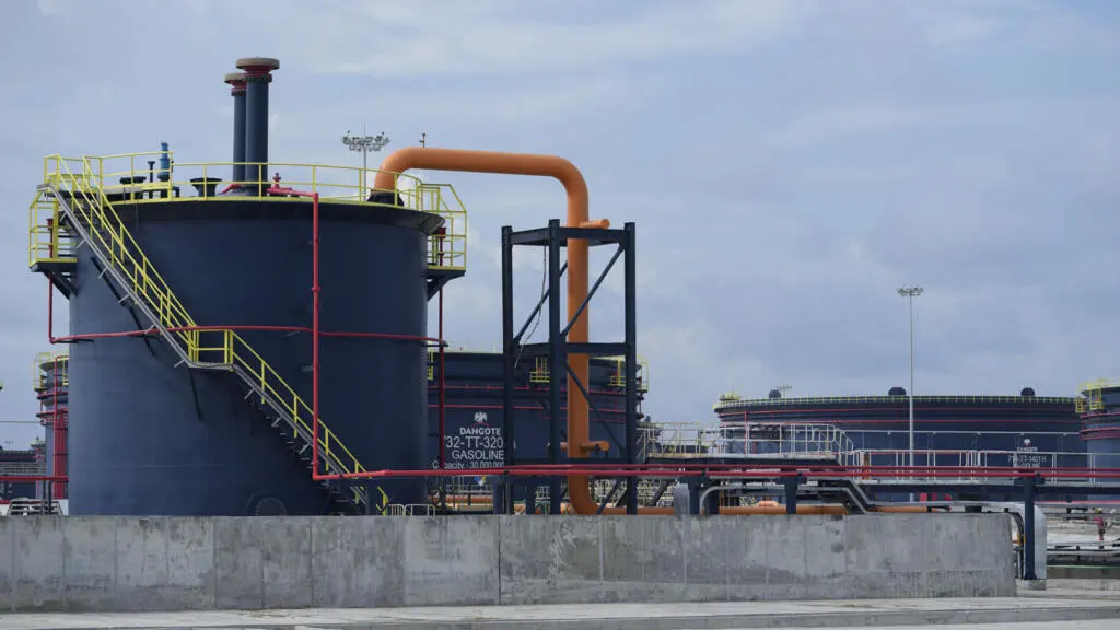 La méga-raffinerie Dangote lève 1,6 milliard de dollars en bourse pour doubler sa capacité et consolider l’offre énergétique africaine