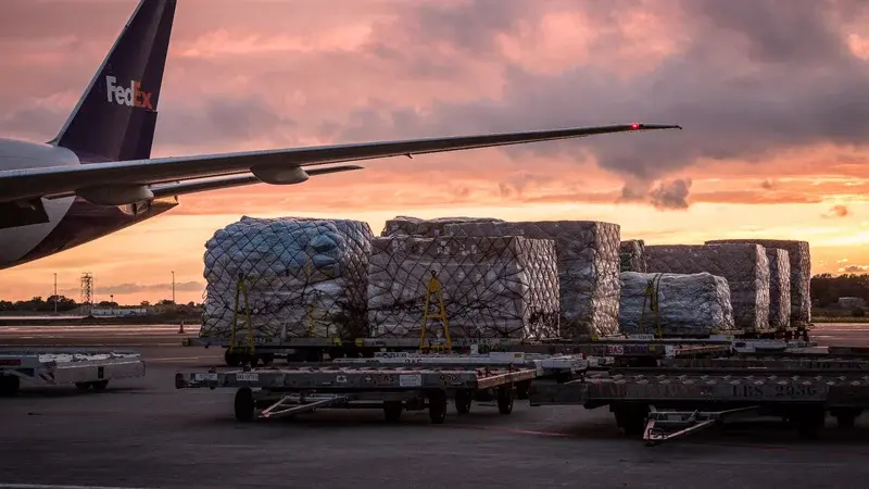 La nouvelle taxe européenne sur les petits colis fait chuter les importations chinoises de 53 % à Liège