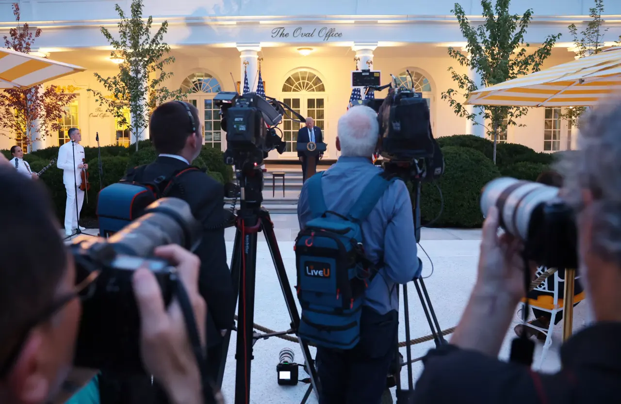Les grands réseaux télévisés américains suspendent leur couverture présidentielle en soutien à CNN