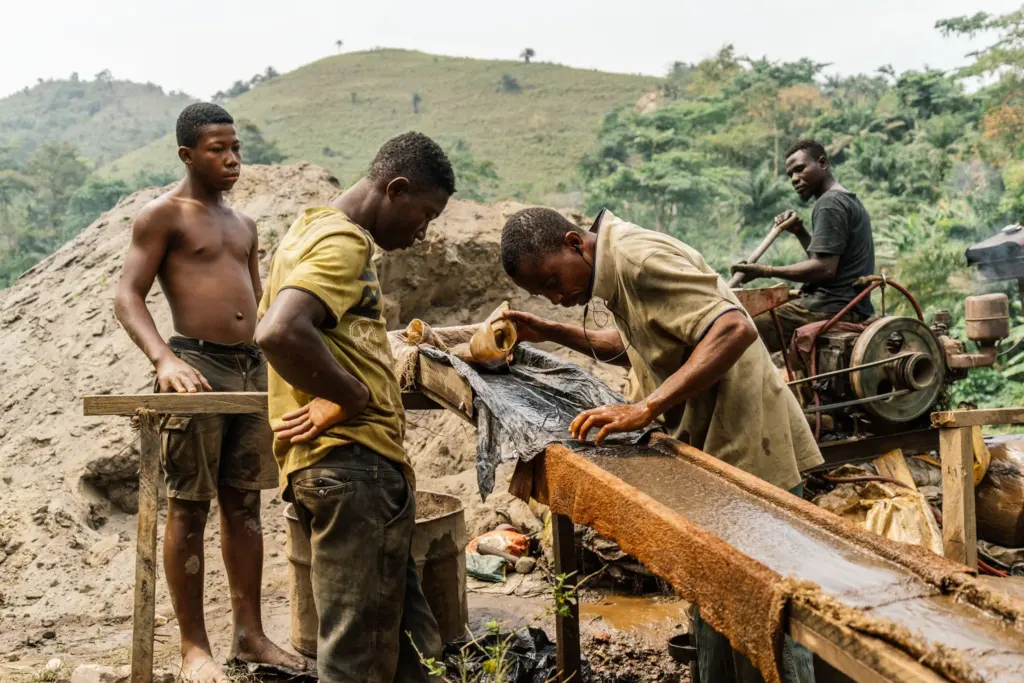 Ghana : le moratoire sur le galamsey a permis la renaissance des rivières, mais les garde‑fous abandonnés menacent les progrès