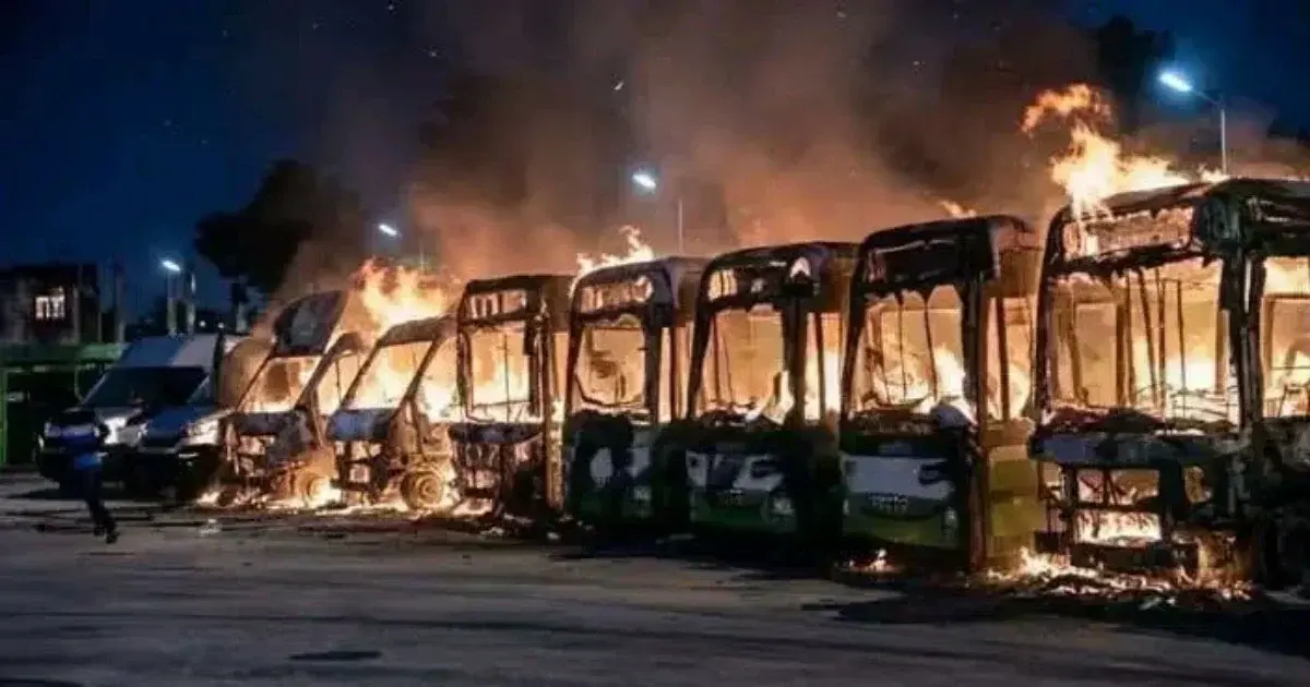 Incendie dévastateur à Koumassi : 55 bus de la SOTRA détruits, aucun blessé, enquête sur les causes