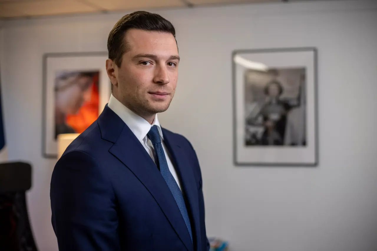 Jordan Bardella engage sa reconduction à la tête du Rassemblement national lors d'un congrès en octobre