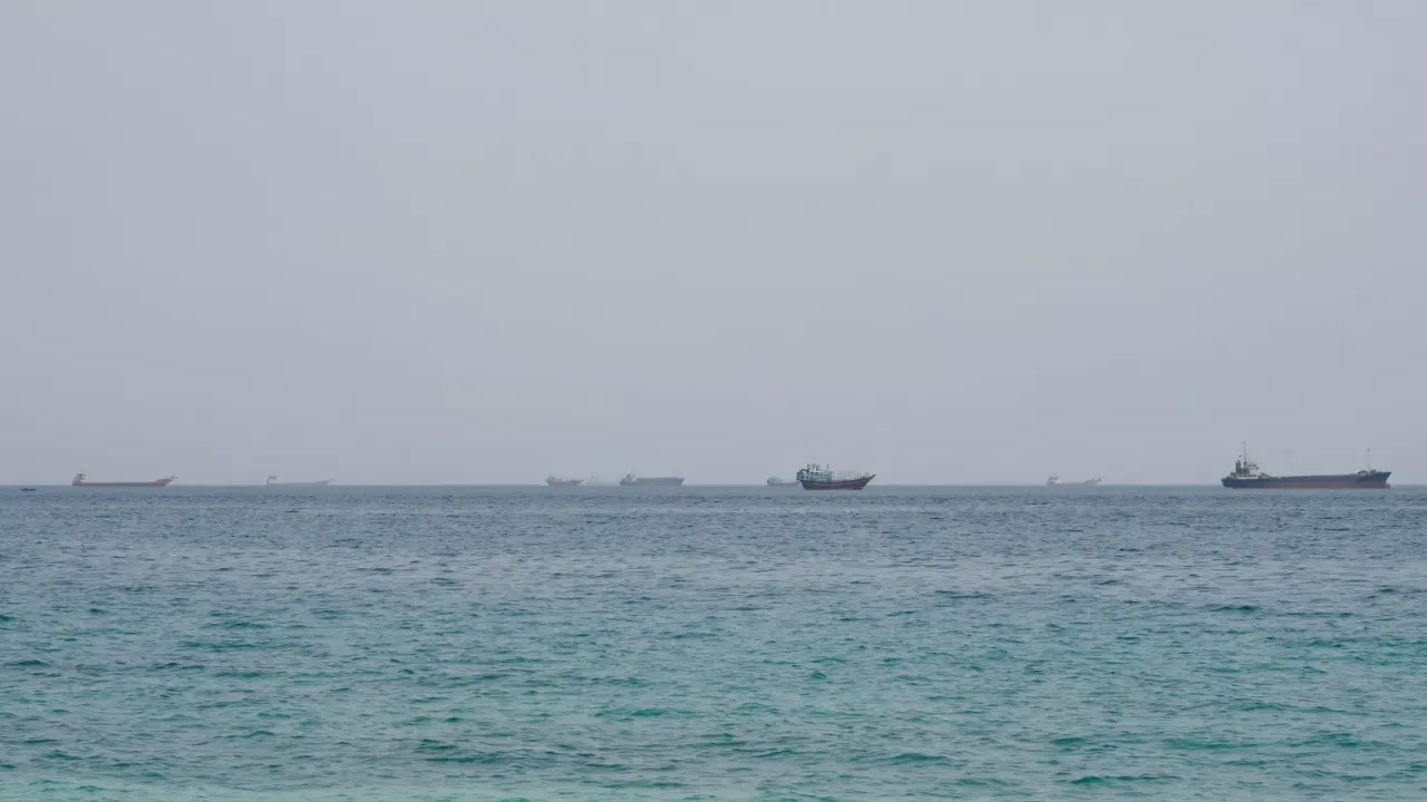 Escalade en mer du Golfe : les États‑Unis détruisent cinq pétroliers iraniens, Téhéran riposte sur une base américaine en Jordanie