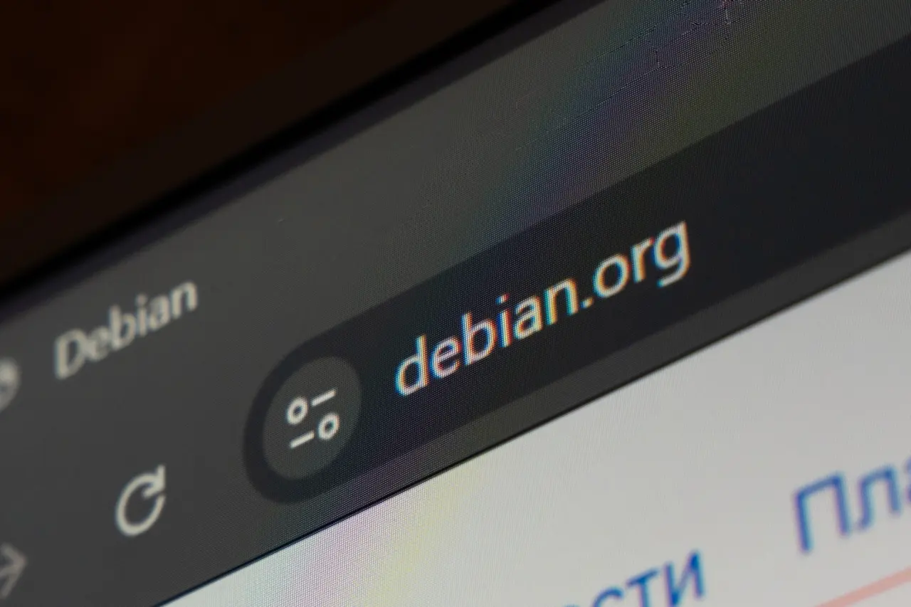 Debian valide l'IA dans son code Linux : fracture ouverte dans la communauté du logiciel libre