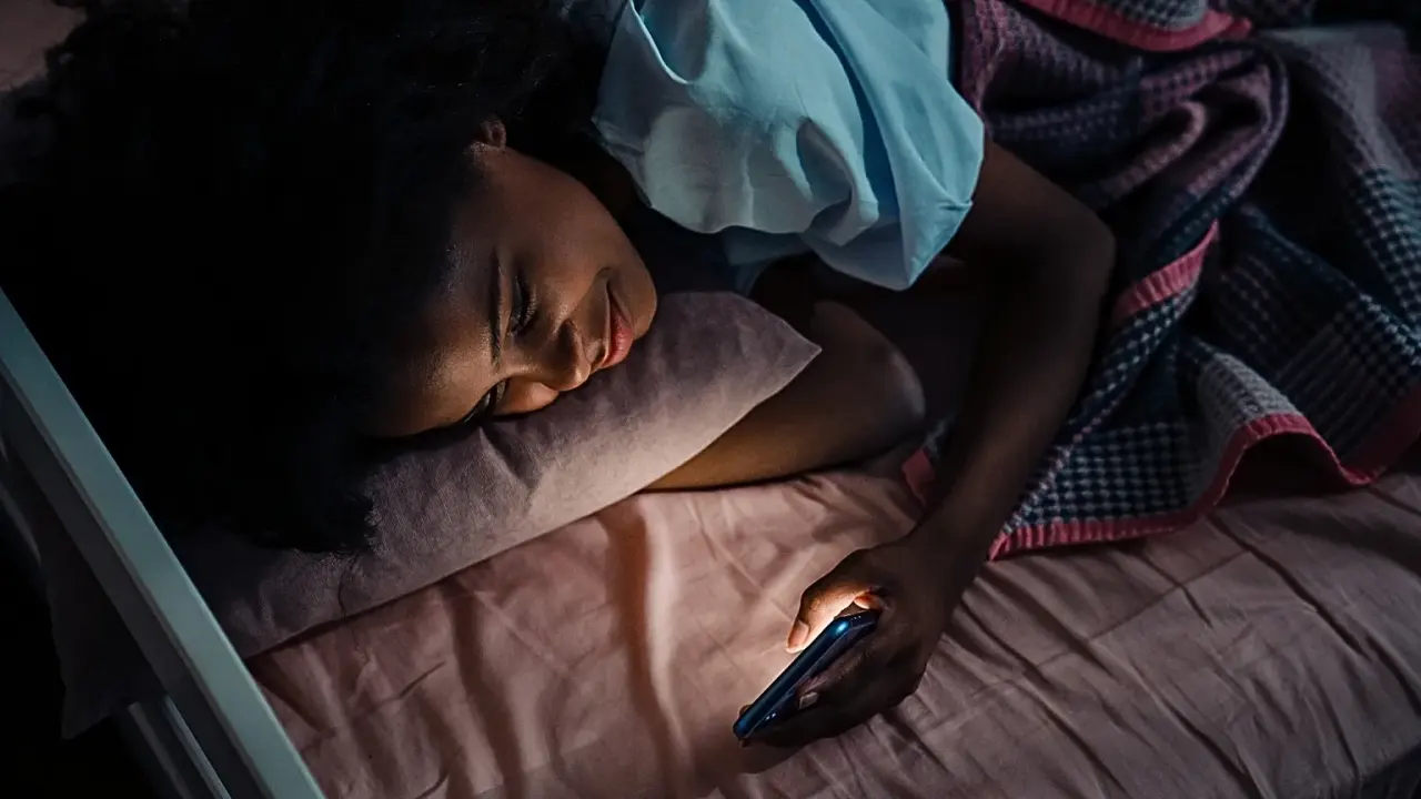 Le décalage horaire social aggrave l'anxiété des adolescents : et si l'école commençait plus tard ?