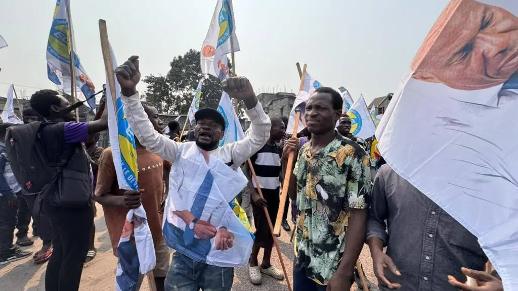 Funérailles de Manassé Lomboto bloquées à Kinshasa : la justice congolaise retarde l’inhumation d’un opposant mort lors de la marche du C64