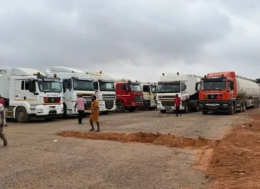 Les transporteurs d'hydrocarbures paralysent leurs activités à Tema pour exiger la réfection des routes