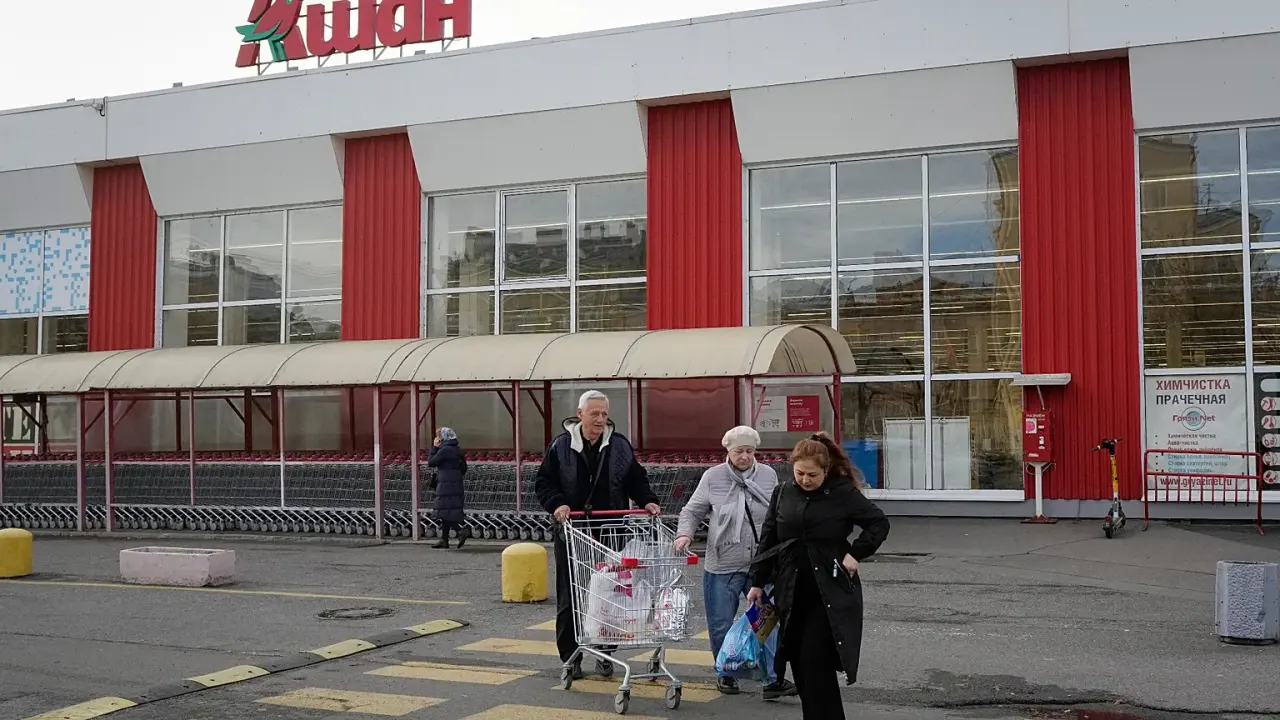 La France conteste la mise sous tutelle russe des actifs d'Auchan, Leroy Merlin et Nestlé