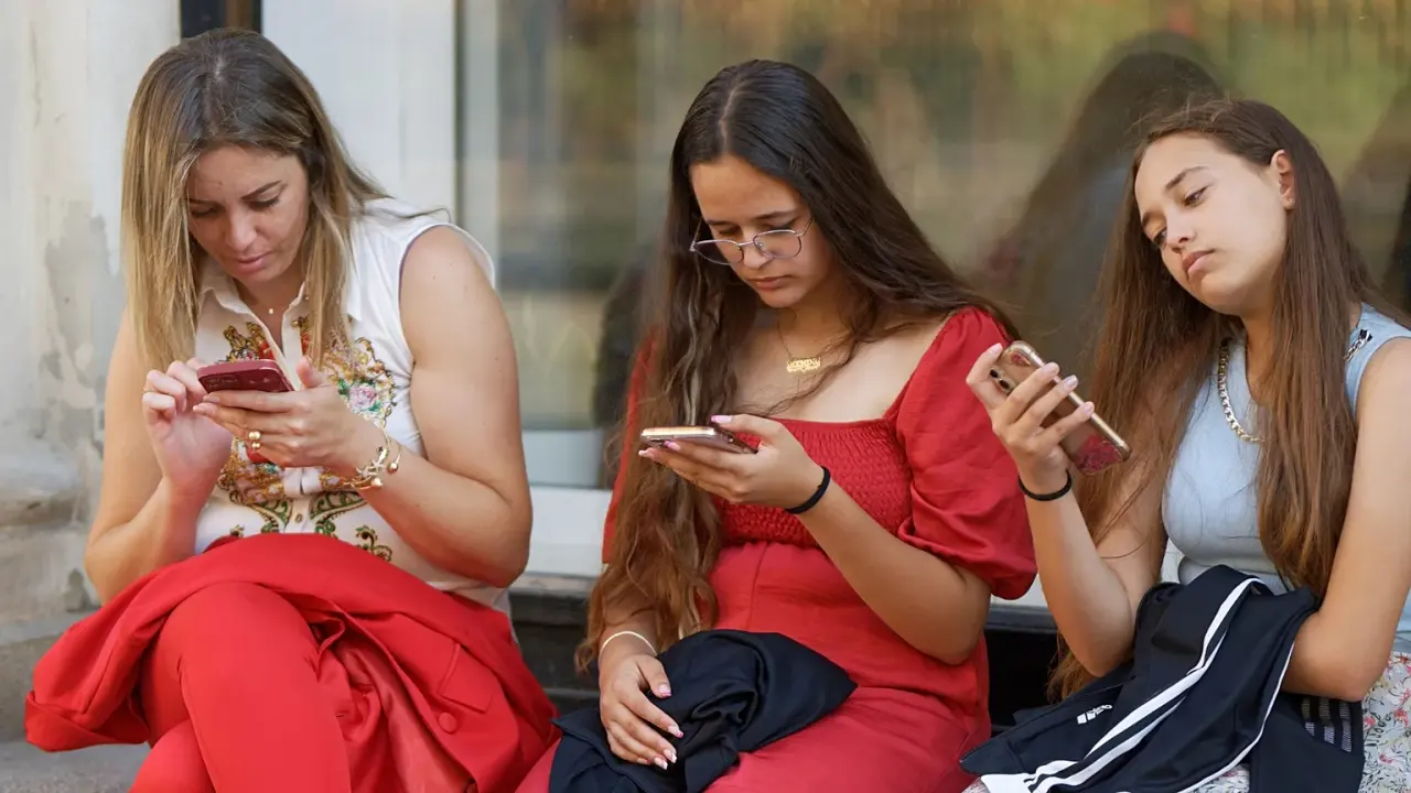 L'intégration d'avertissements sanitaires sur les réseaux sociaux pourrait limiter l'usage excessif chez les jeunes