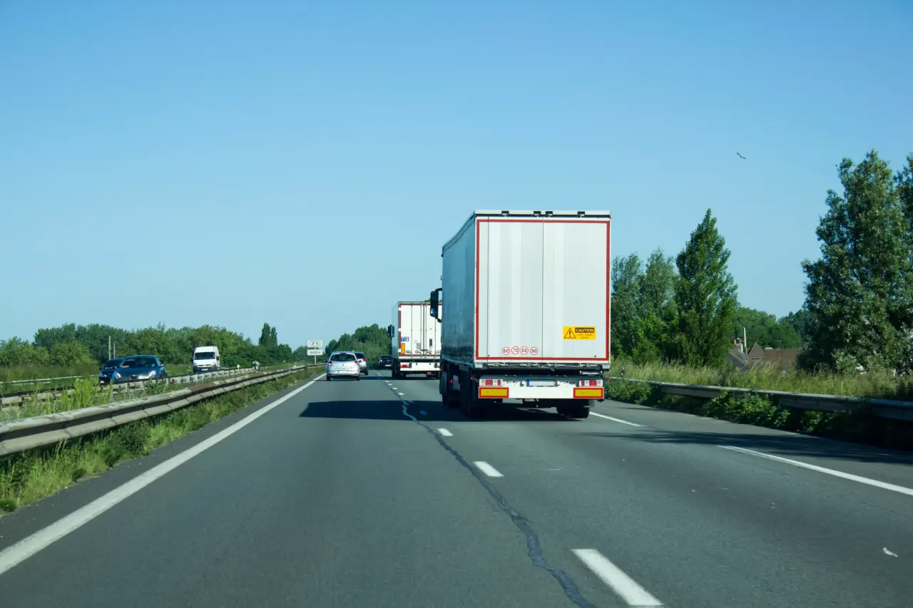 Transporteurs routiers français menacent de manifester après exclusion de l’aide aux grands rouleurs