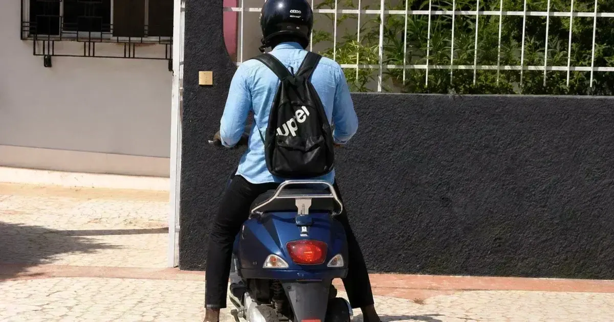 La police de Dakar démantèle un réseau de braqueurs utilisant des motos de livraison pour piéger leurs victimes