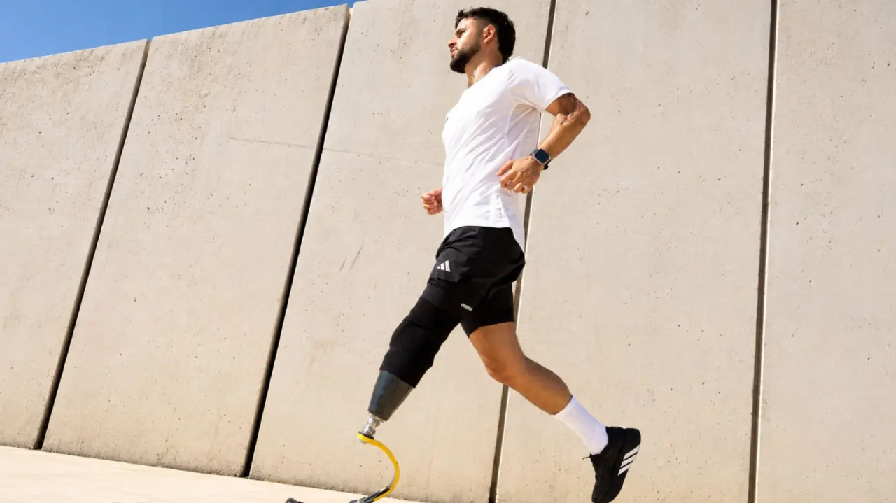 Adidas face à une vague de boycott après le choix controversé d'un ancien soldat israélien pour sa campagne