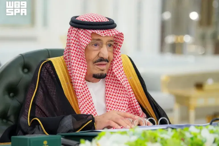 Le roi Salman d'Arabie saoudite dénonce une escalade sécuritaire après des tirs visant La Mecque