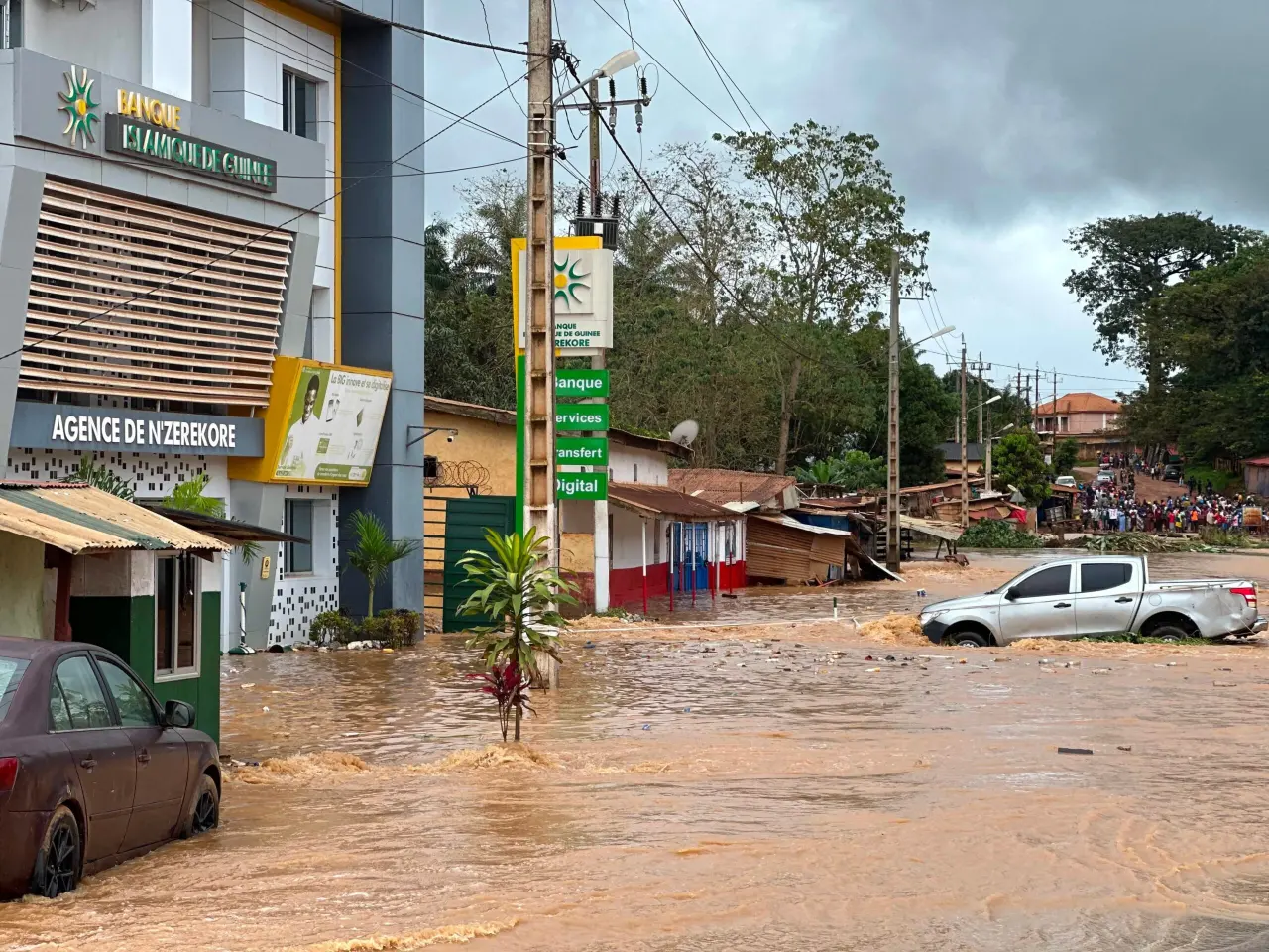 Inondations majeures à N'Zérékoré : huit quartiers submergés, des maisons effondrées et une réponse gouvernementale d'urgence