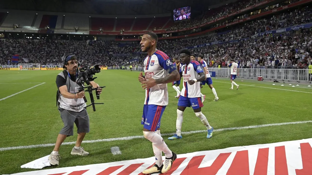 Des violences racistes en marge d'un match de l'Olympique Lyonnais suscitent une vive indignation
