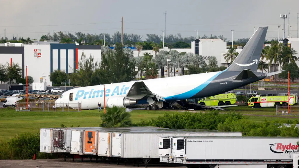 Cinq morts dans le crash d’un Boeing 767 cargo d’Amazon à l’aéroport de Miami : enquête de la FAA et impacts sur le trafic