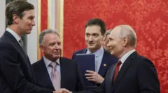 Les émissaires américains entament une médiation directe entre Moscou et Kyiv pour tenter de mettre fin au conflit