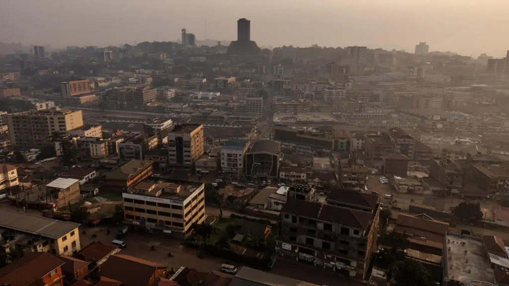 L'Ouganda extrade vers les États-Unis un ancien officier lié au clan présidentiel pour trafic d'armes