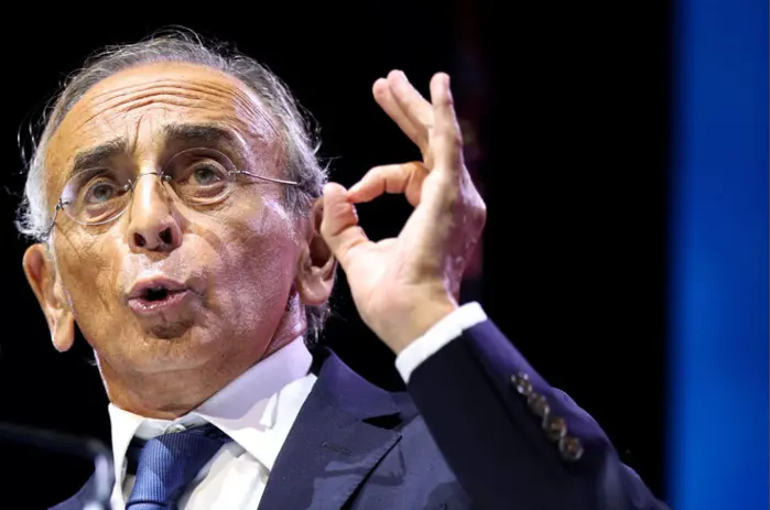 Éric Zemmour officialise sa candidature à la présidentielle française en radicalisant son programme migratoire