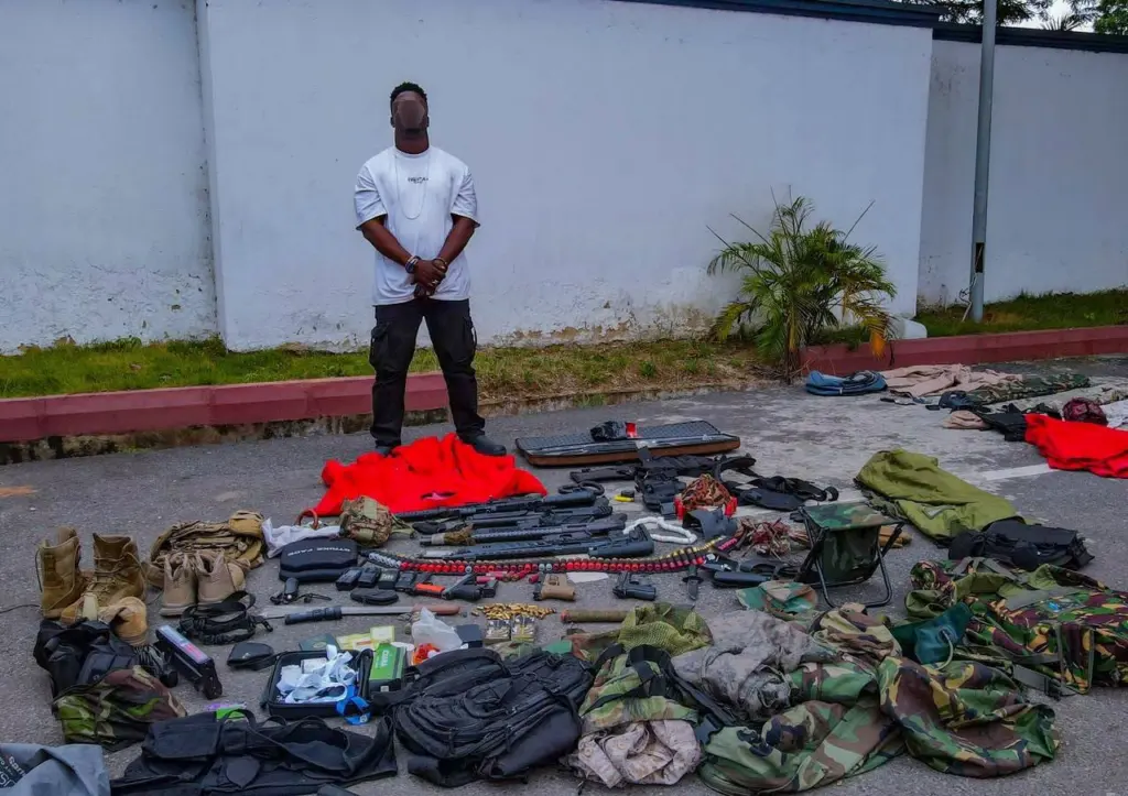 Soixante-quatre interpellations à Accra après une opération policière contre le trafic d'armes