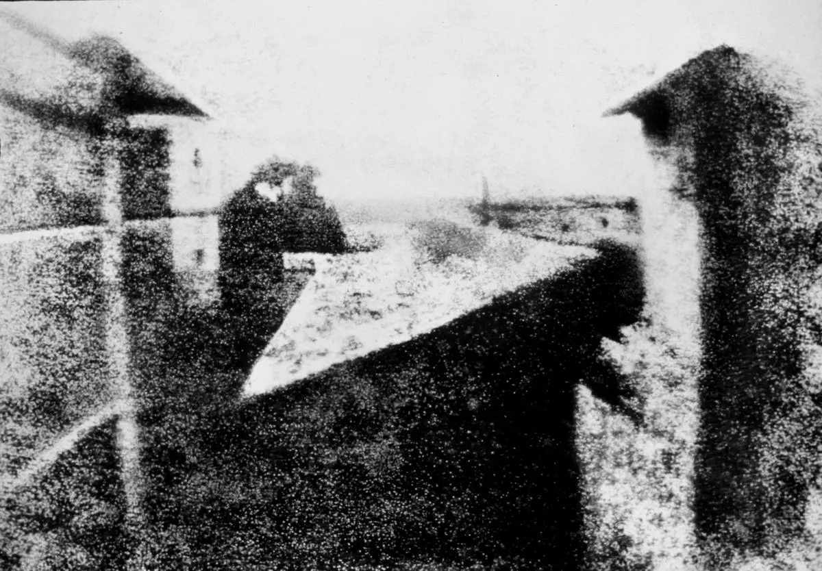 Le « Point de vue du Gras », première photographie de l’histoire, revient en France après 70 ans d exile aux États-Unis