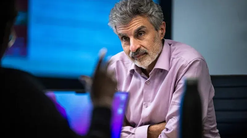 Yoshua Bengio appelle à une gouvernance mondiale urgente pour contrer les risques de l'intelligence artificielle