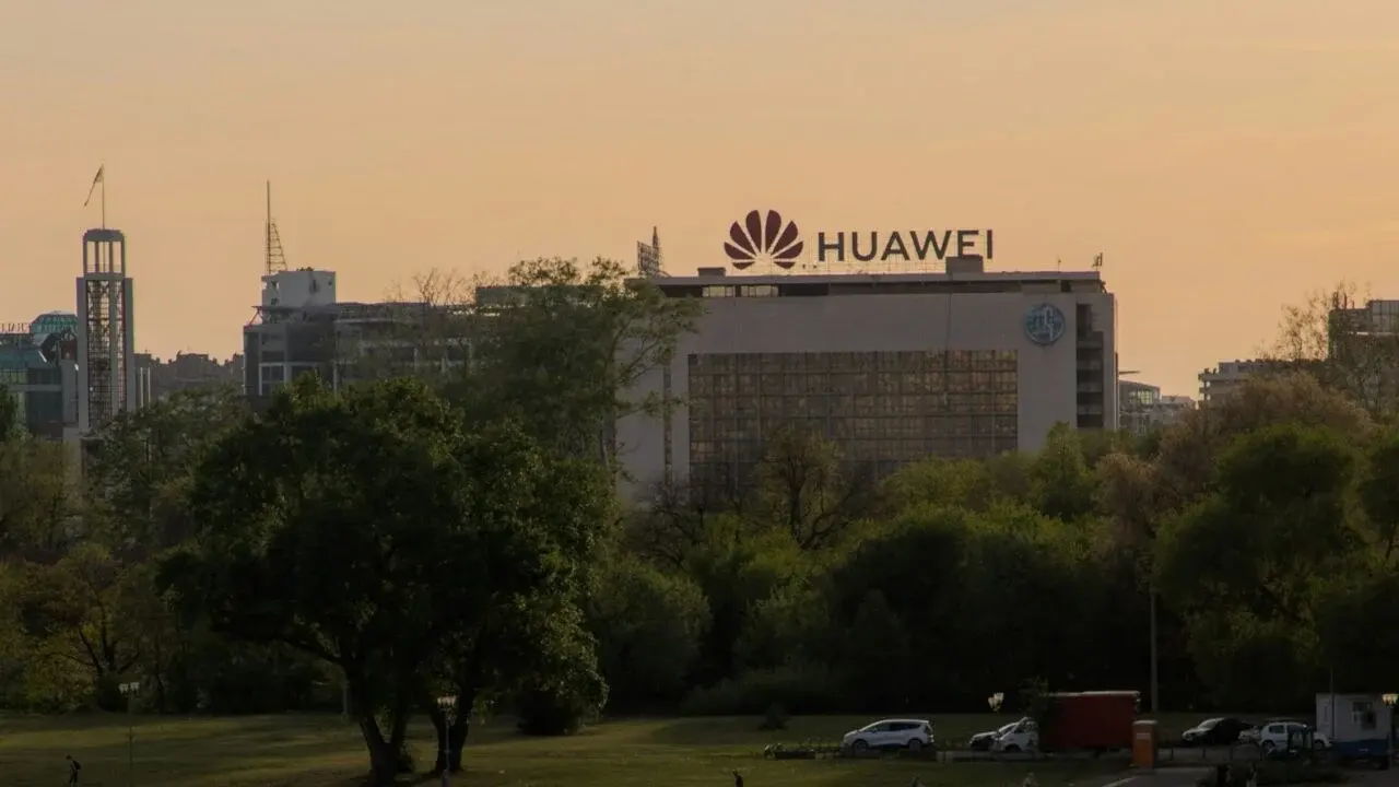 Huawei accélère le développement de ses puces Ascend pour conquérir le marché chinois de l'IA