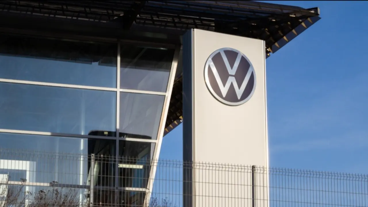 Volkswagen dépasse les ventes de voitures thermiques en Allemagne, les commandes d’électriques devancent le moteur à combustion