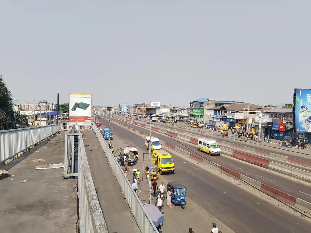 Manque d’éclairage sur le boulevard Lumumba à Kinshasa : risques accrus pour automobilistes, motards et piétons