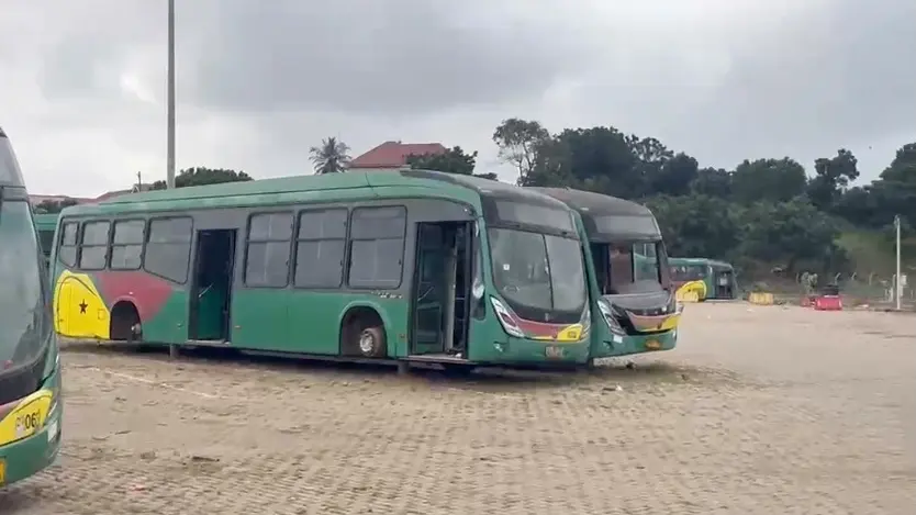 Le ministre du gouvernement local inspecte les bus Aayalolo à Madina, Achimota et Kinbu pour relancer la mobilité d'Accra