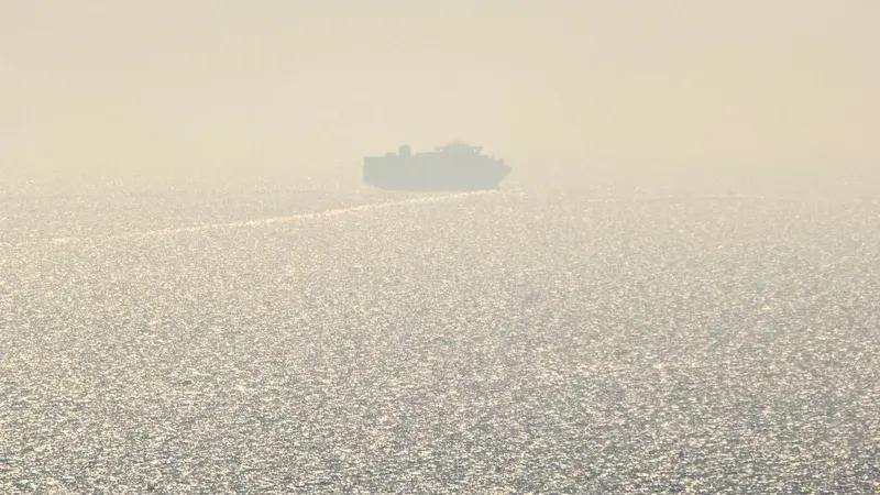 Une frappe russe tue le capitaine d'un cargo antillais à Odessa, déclenchant des incendies dans des entrepôts de médicaments et d'aliments