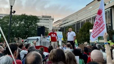 Un front commun inédit : pompiers, soignants et associations environnementales dénoncent l'inaction climatique
