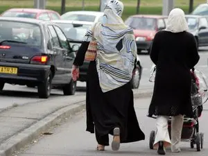 L’interdiction du voile islamique dans l’espace public : un projet du RN juridiquement infaisable en 2027 ?
