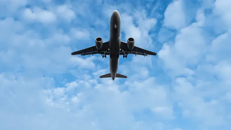L'IATA dénonce le poids financier croissant des réglementations européennes sur le secteur aérien