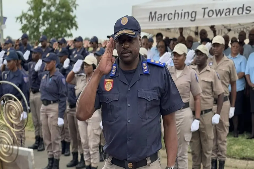 Julius Mkhwanazi, chef adjoint de la police d’Ekurhuleni, limogé et inculpé pour meurtre et corruption, son équipe conteste le refus de caution