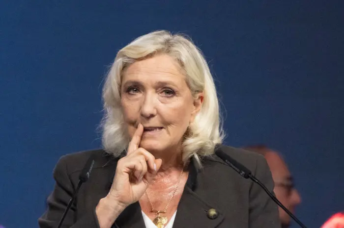 Marine Le Pen propose un référendum pour restreindre le port du voile dans l'espace public français