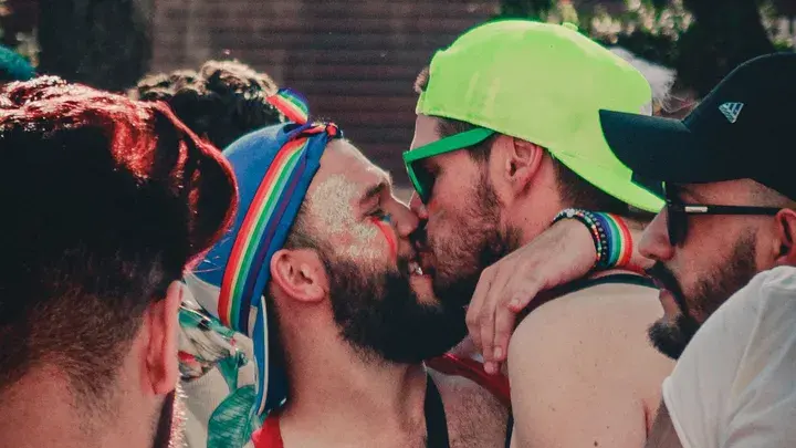Le combat contre l'homophobie dans le football : analyse du livre de Julien Pontes et du collectif Rouge Direct