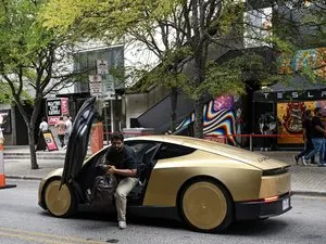 Tesla lance le Cybercab, son robotaxi sans volant ni pédales, pour un service commercial au Texas