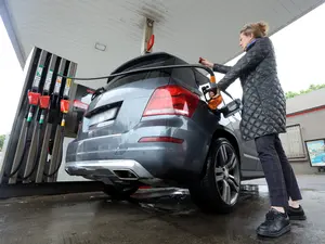 La colère gronde face à la hausse des prix de l'essence : le gouvernement face à un défi de taille