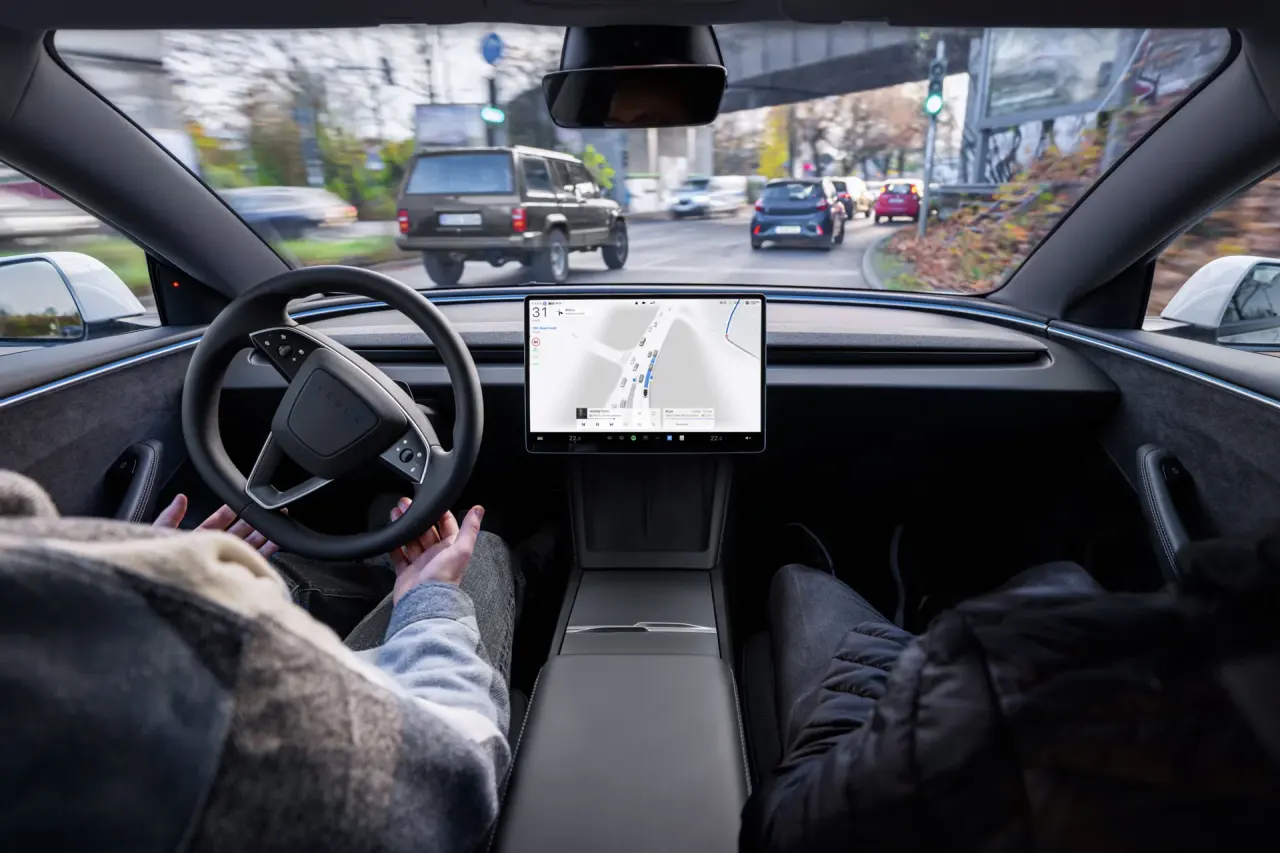 Tesla joue sa carte européenne : le constructeur publie un bilan de sécurité controversé pour son système de conduite autonome