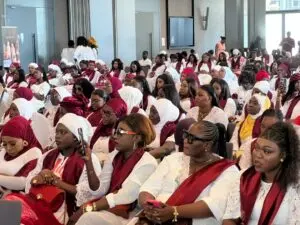 Mariama Kébé crée à Dakar le GIE Jeunes Femmes Entrepreneures, un réseau de 260 femmes axé sur la formation avant le financement
